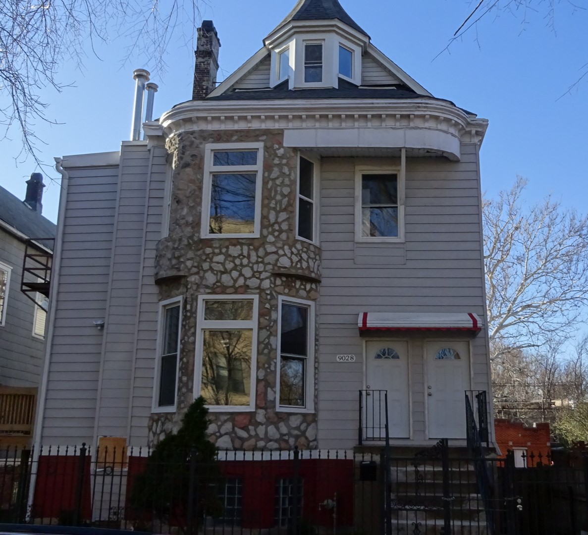 9028 S Escanaba Avenue - 204