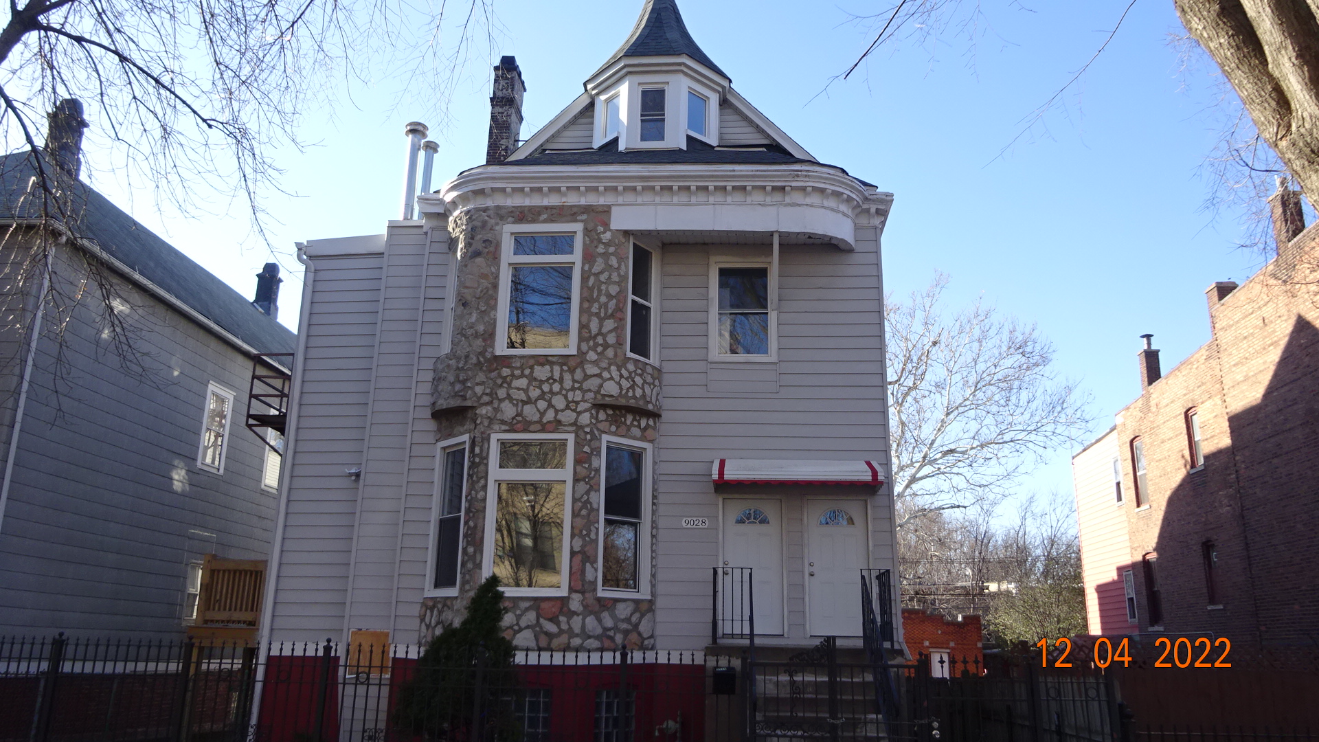 9028 S Escanaba Avenue - 102